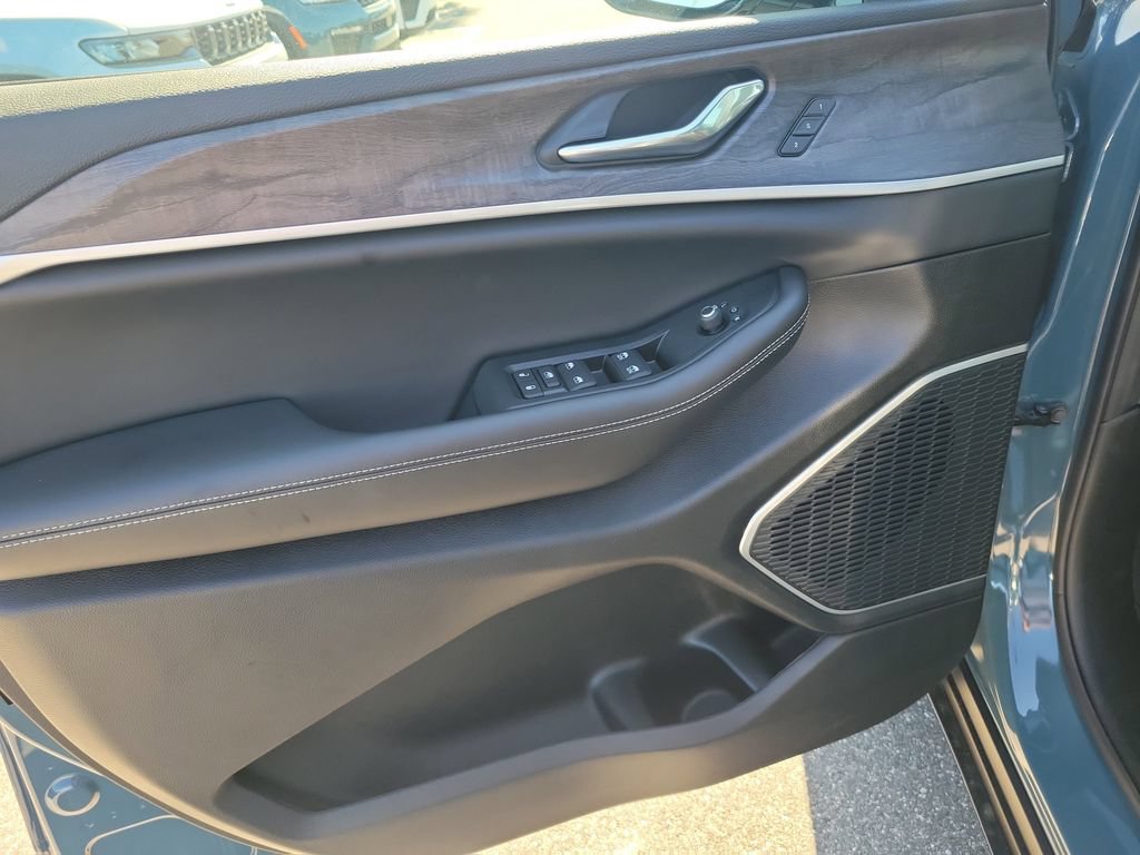 New 2026 Jeep Grand Cherokee L Limited w/ Limited Altitude Package RWD image 17