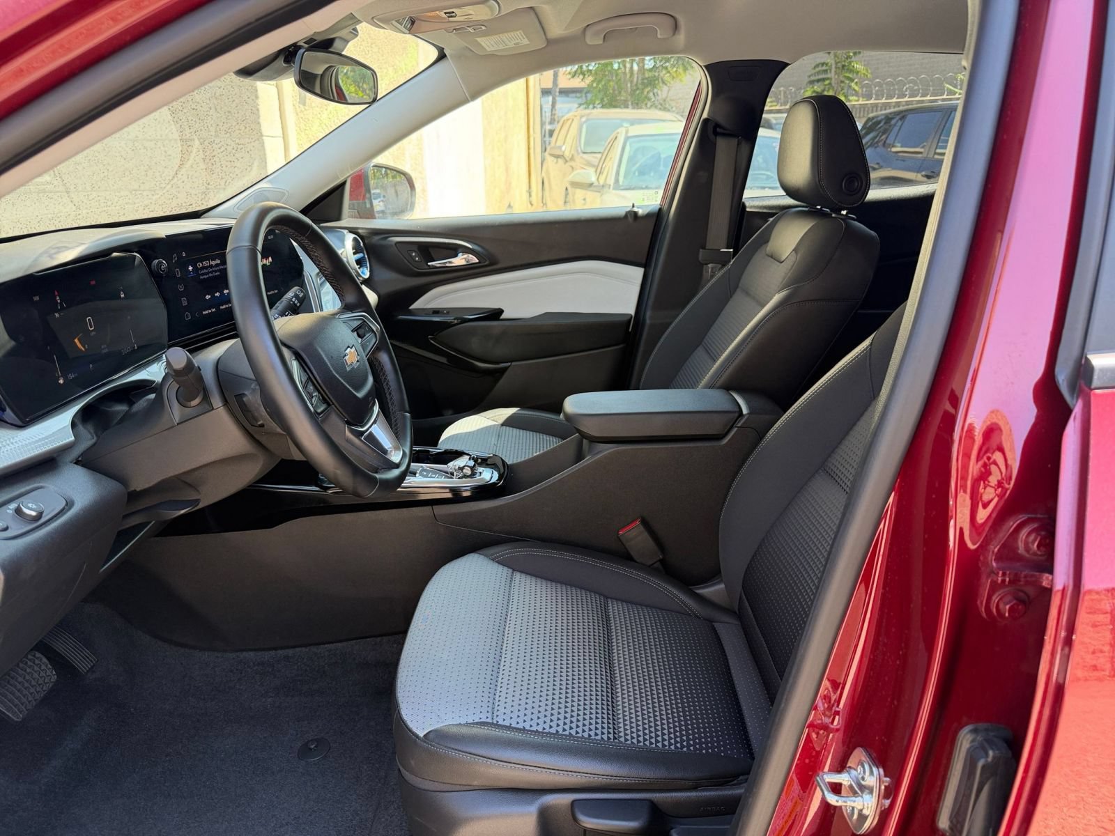 Used 2025 Chevrolet Trax LT w/ LT Convenience Package FWD image 25