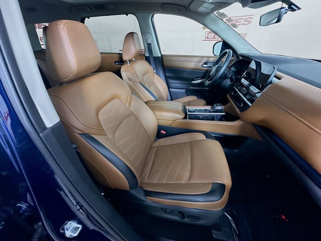 Certified 2025 Nissan Pathfinder Platinum AWD/4WD image 36