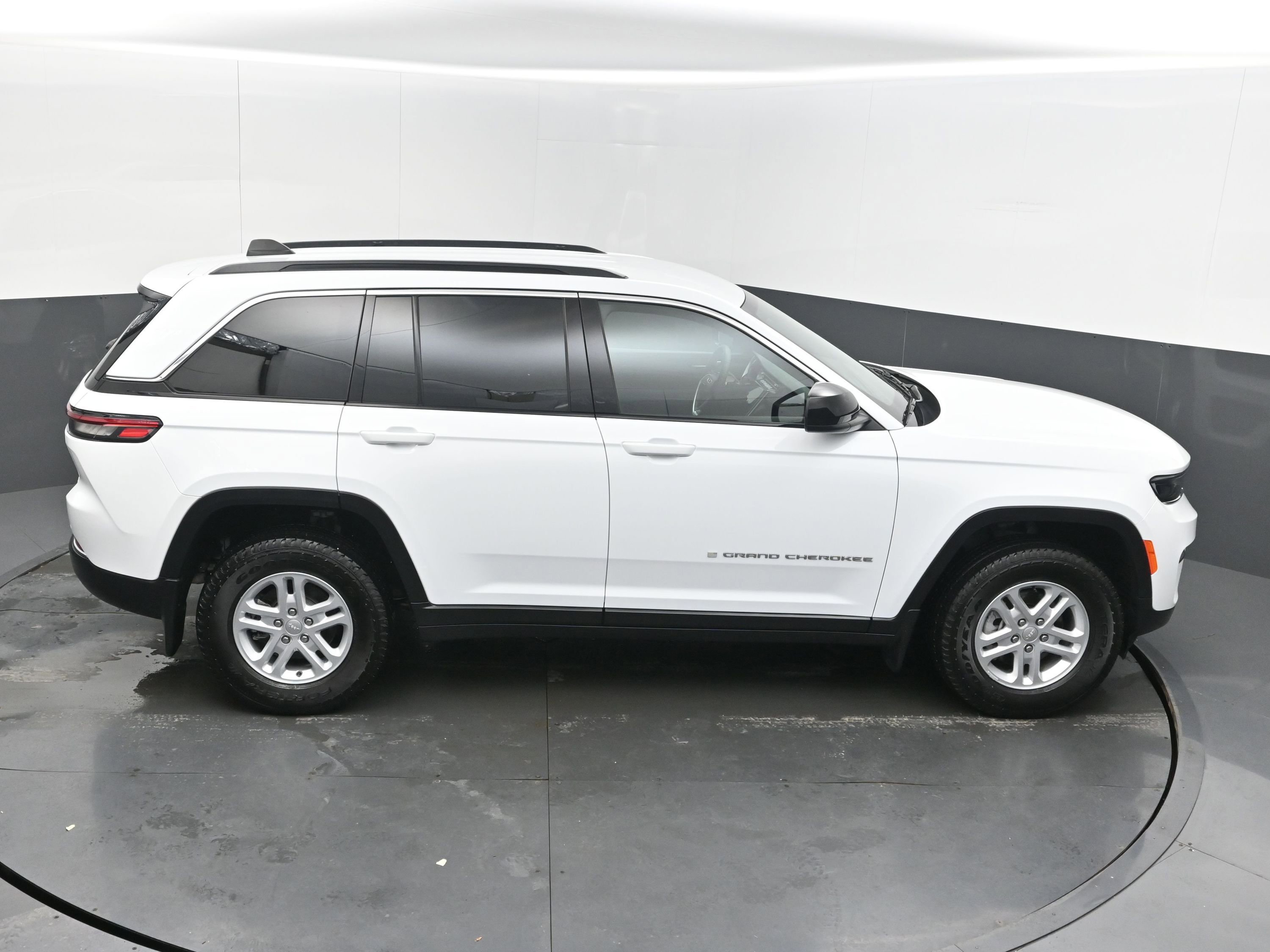 Used 2024 Jeep Grand Cherokee Laredo w/ MOPAR Finishing Package image 39