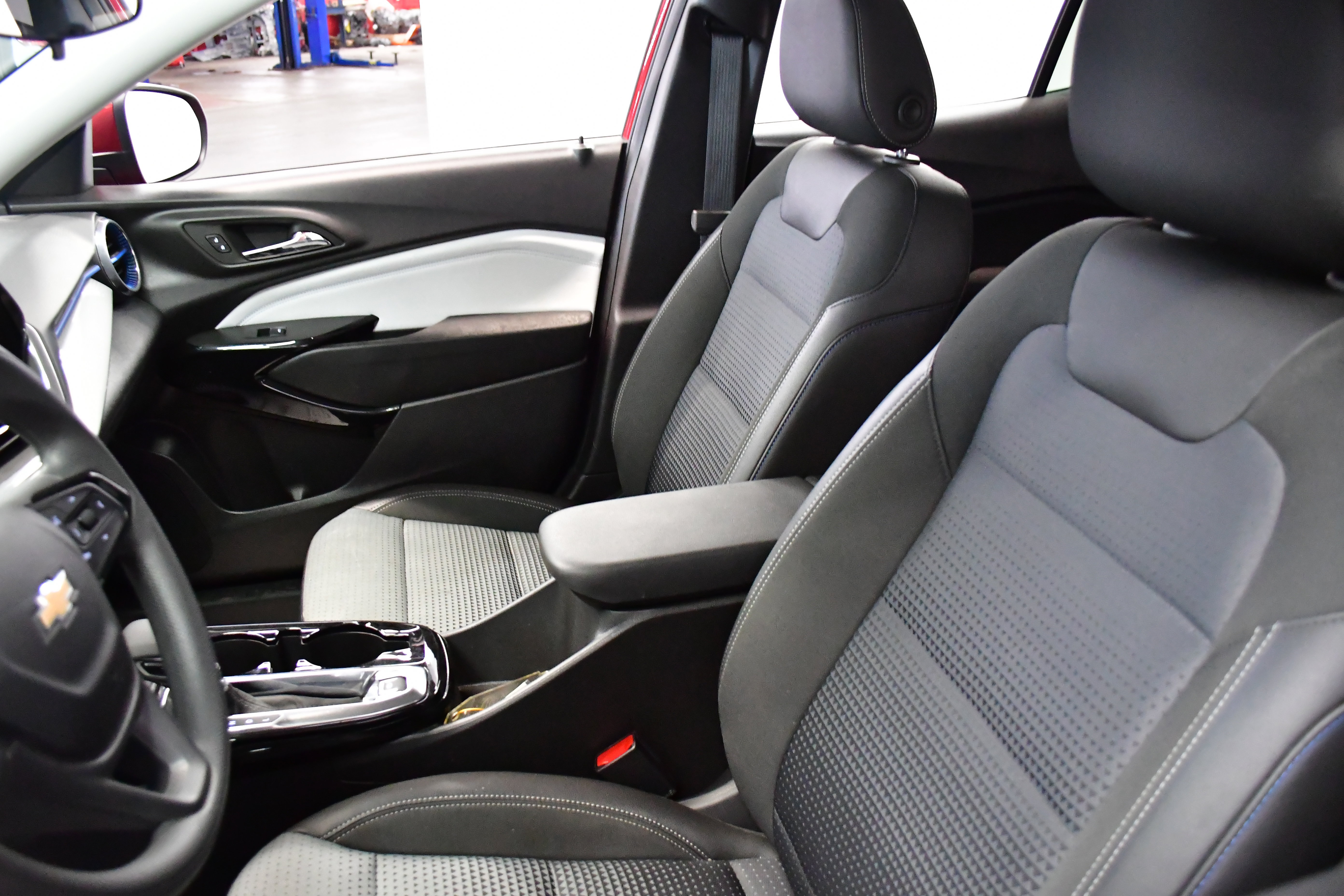 Used 2025 Chevrolet Trax LT image 10