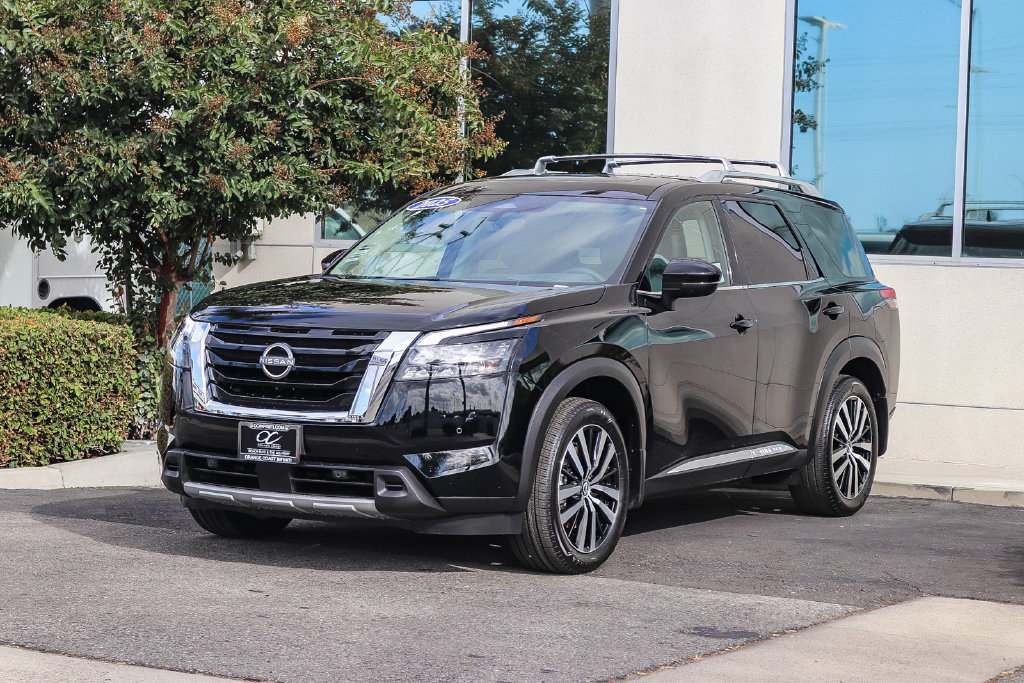 Used 2025 Nissan Pathfinder Platinum w/ Cargo Package FWD image 3