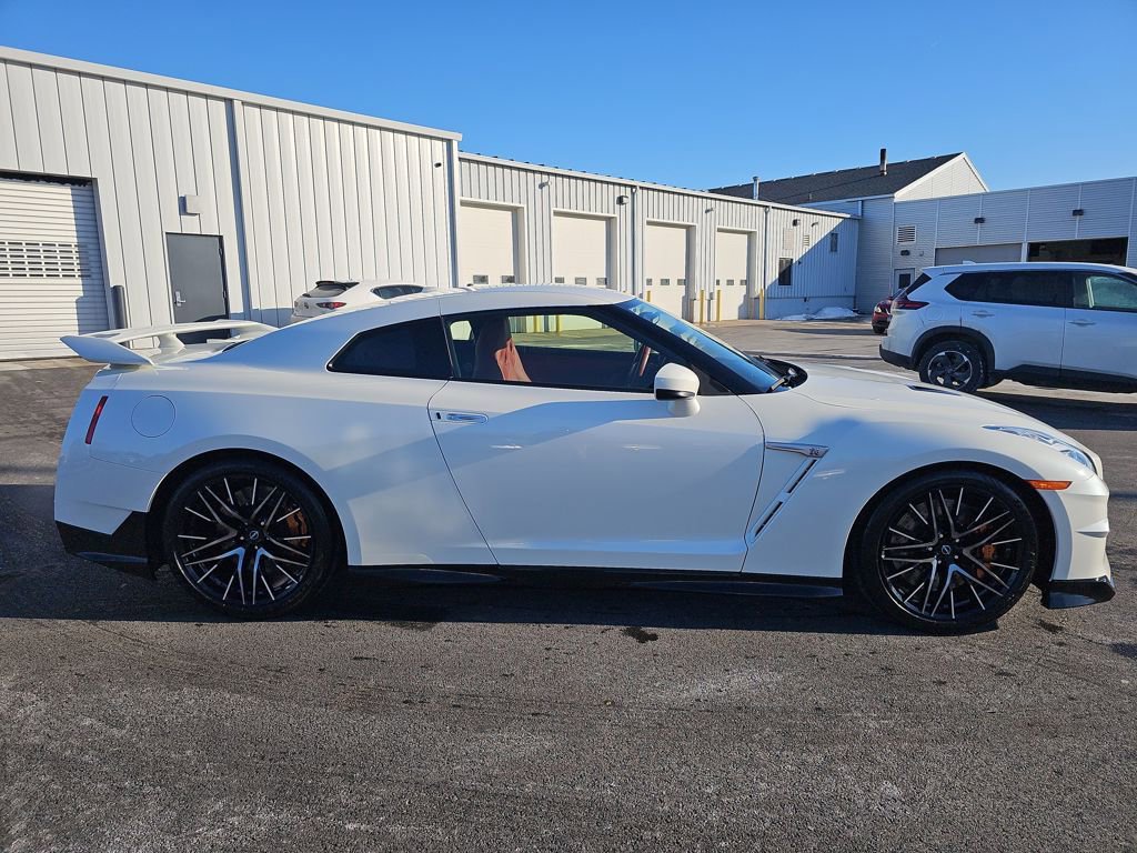 Used 2024 Nissan GT-R Premium w/ Premium Interior Package image 5