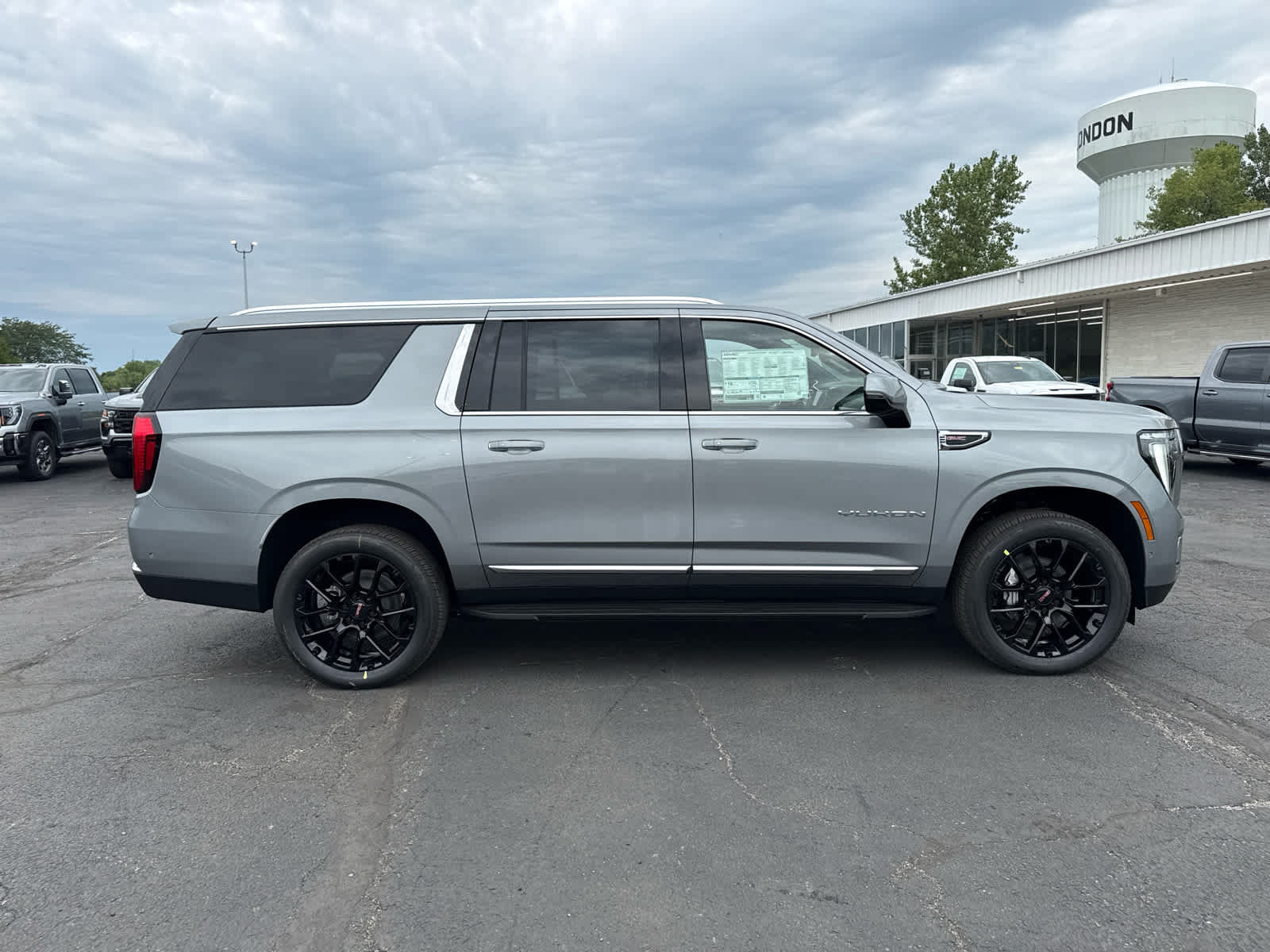 New 2026 GMC Yukon XL Elevation w/ Elevation Premium Package AWD/4WD image 6