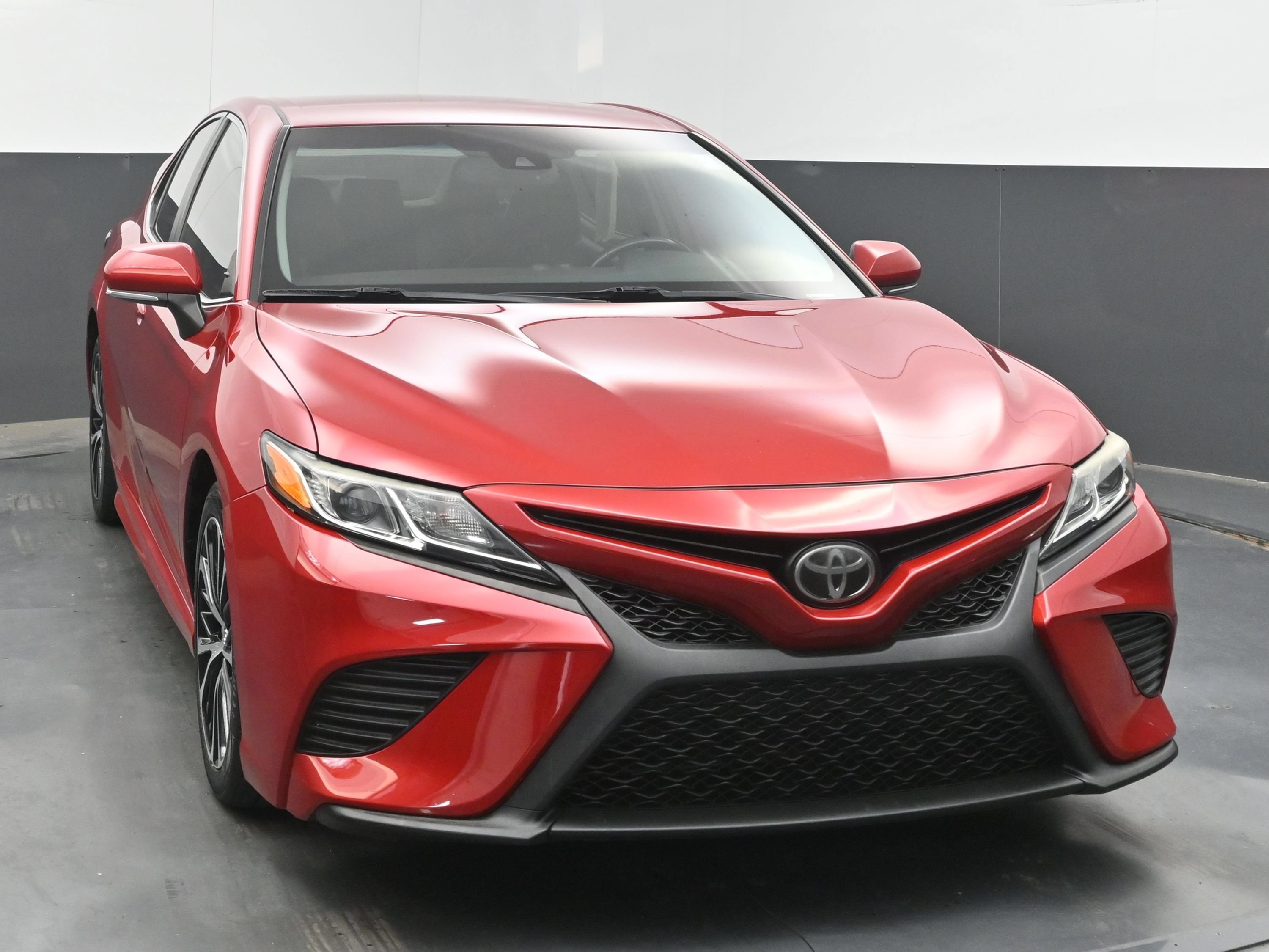 Used 2019 Toyota Camry SE w/ Convenience Package FWD image 2