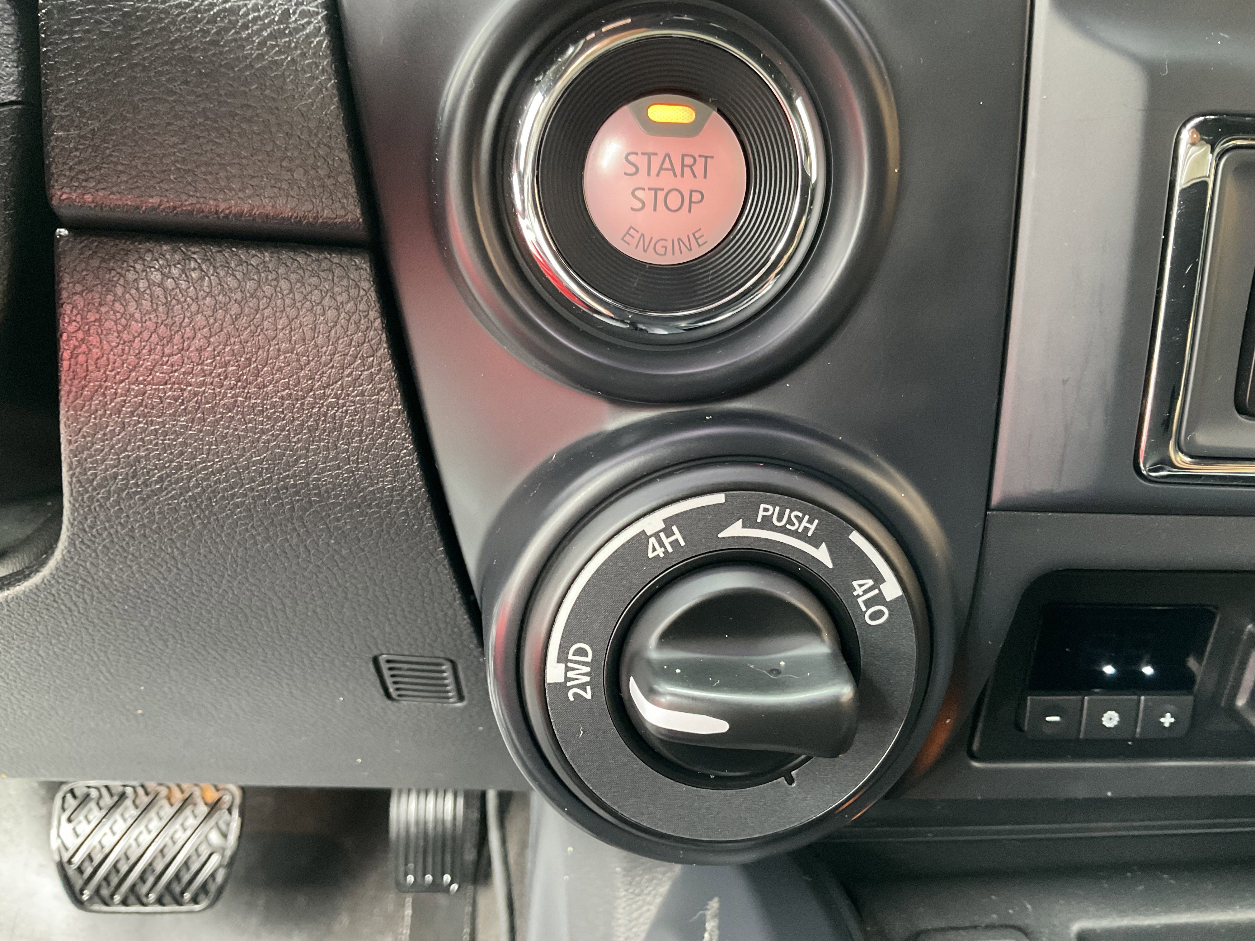 Used 2019 Nissan Titan SL w/ Midnight Edition image 35