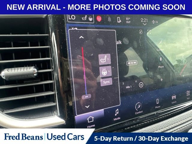 Used 2024 Chrysler Pacifica Touring FWD image 8