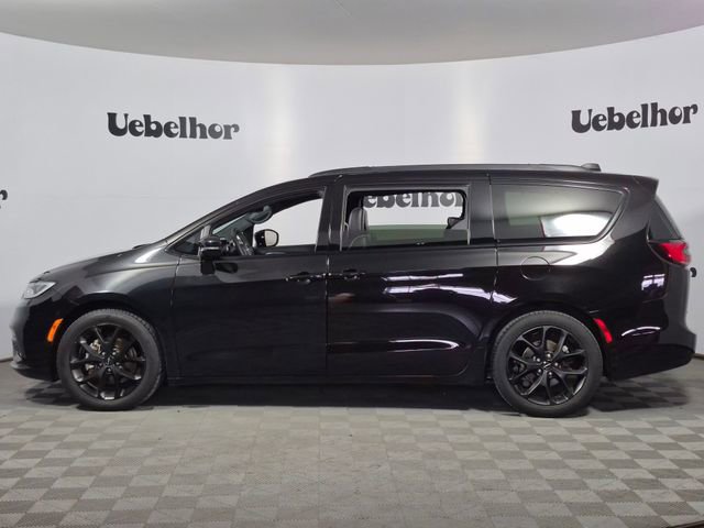 Used 2025 Chrysler Pacifica Limited image 4