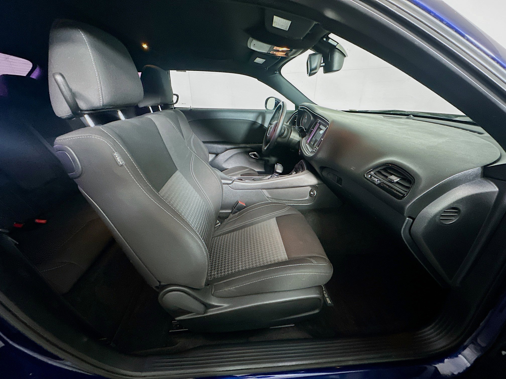 Used 2015 Dodge Challenger SXT image 26