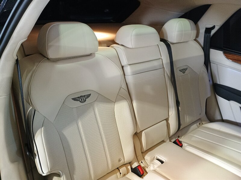 Used 2023 Bentley Bentayga AWD/4WD image 33