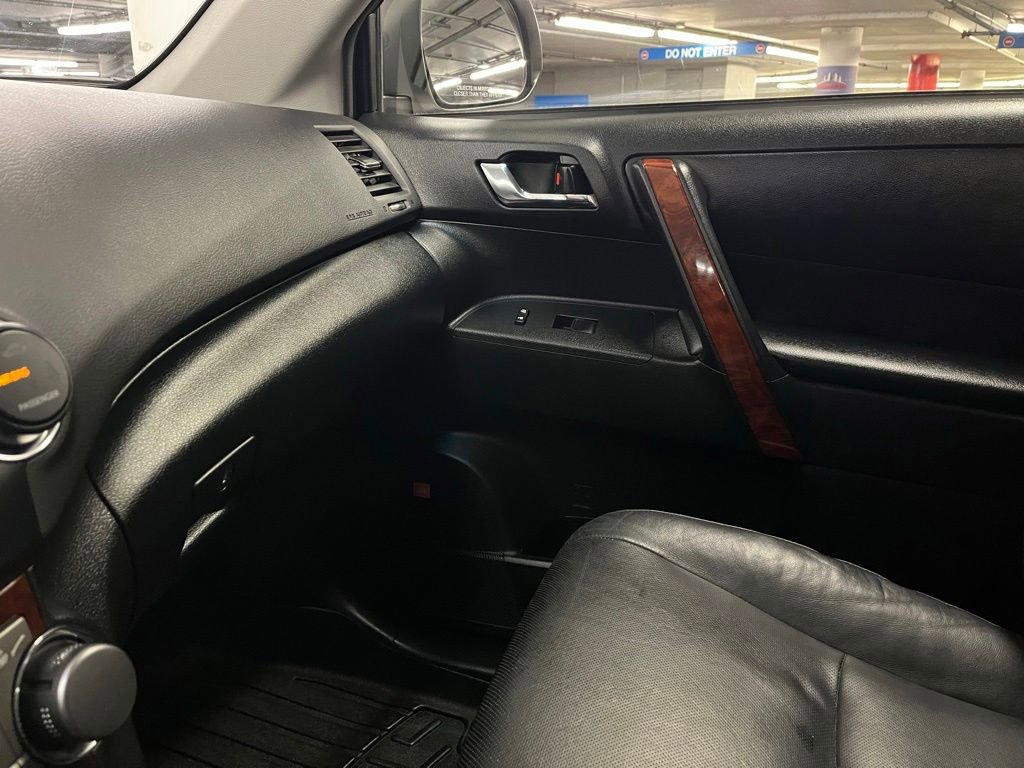 Used 2013 Toyota Highlander Limited AWD/4WD image 29