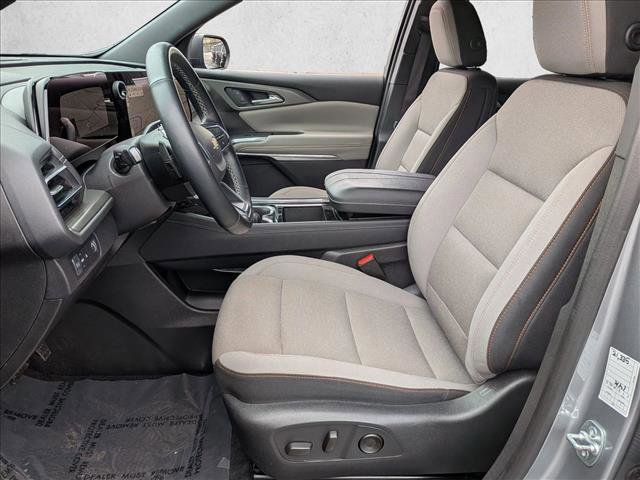 Used 2025 Chevrolet Traverse LT image 18