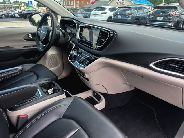 Used 2023 Chrysler Pacifica Touring-L FWD image 25