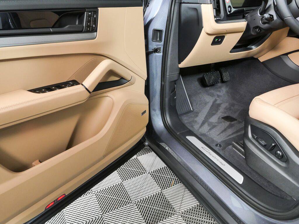 New 2026 Porsche Cayenne Coupe AWD/4WD image 8