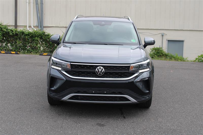 Used 2023 Volkswagen Taos SE w/ Panoramic Sunroof Package image 3