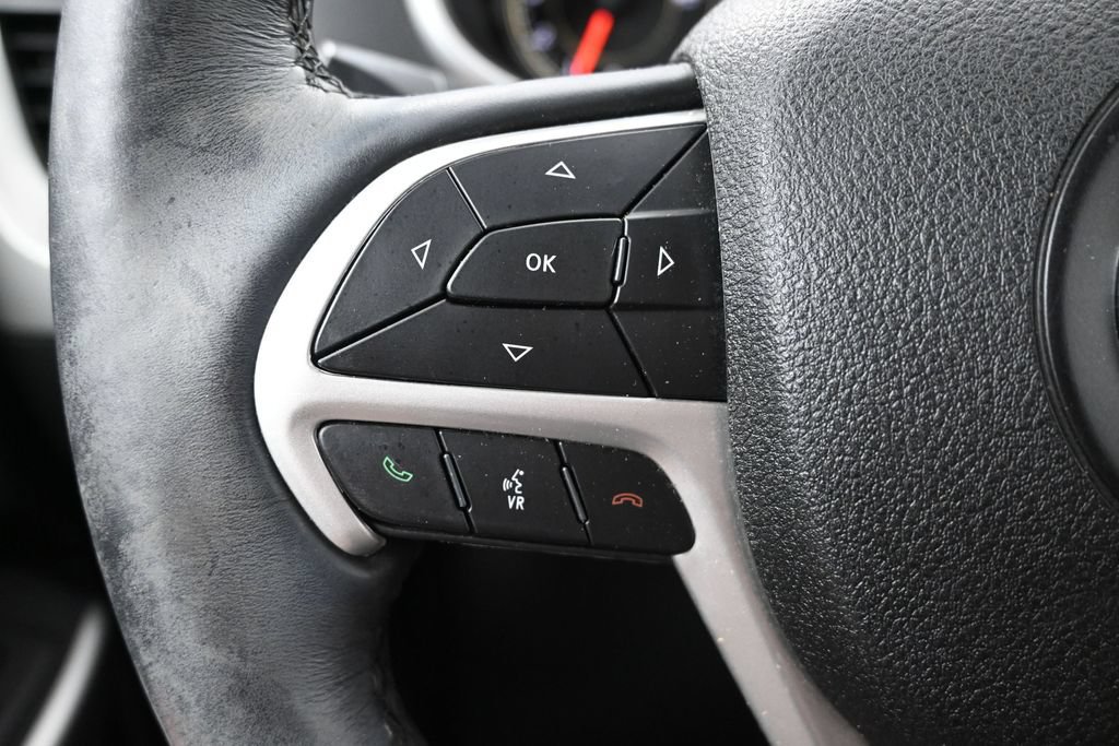 Used 2018 Jeep Cherokee Latitude Plus w/ Cold Weather Group AWD/4WD image 25