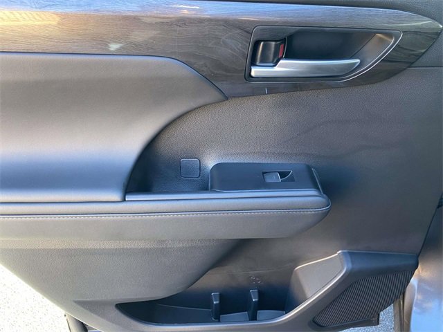 Used 2025 Toyota Highlander Limited image 13