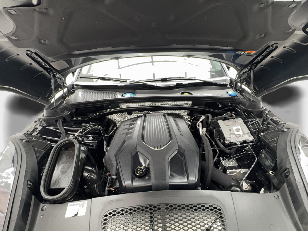 Used 2024 Porsche Macan Turbo AWD/4WD image 18