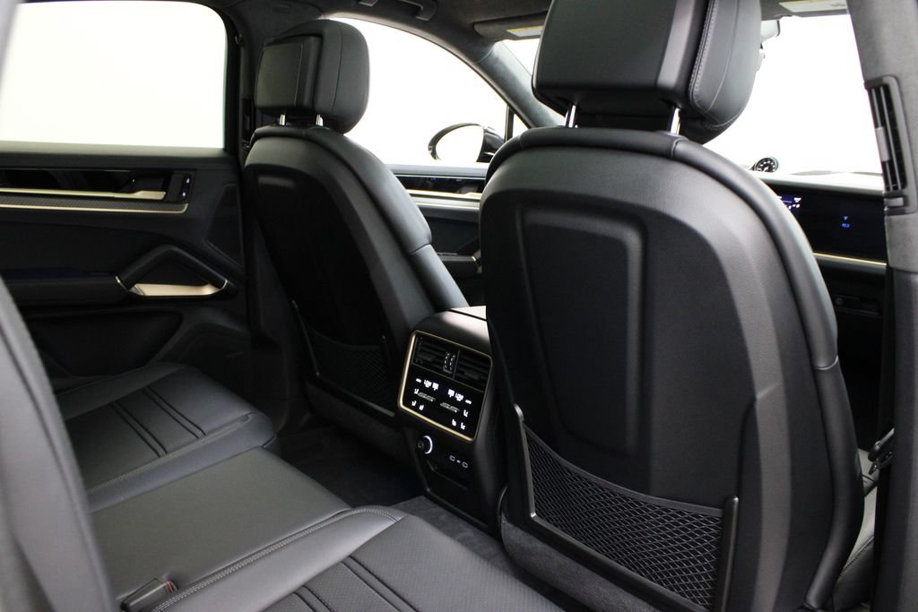 Certified 2026 Porsche Cayenne GTS AWD/4WD image 28