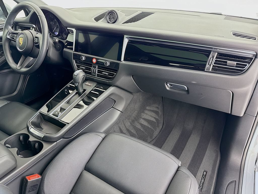 Certified 2025 Porsche Macan AWD/4WD image 33