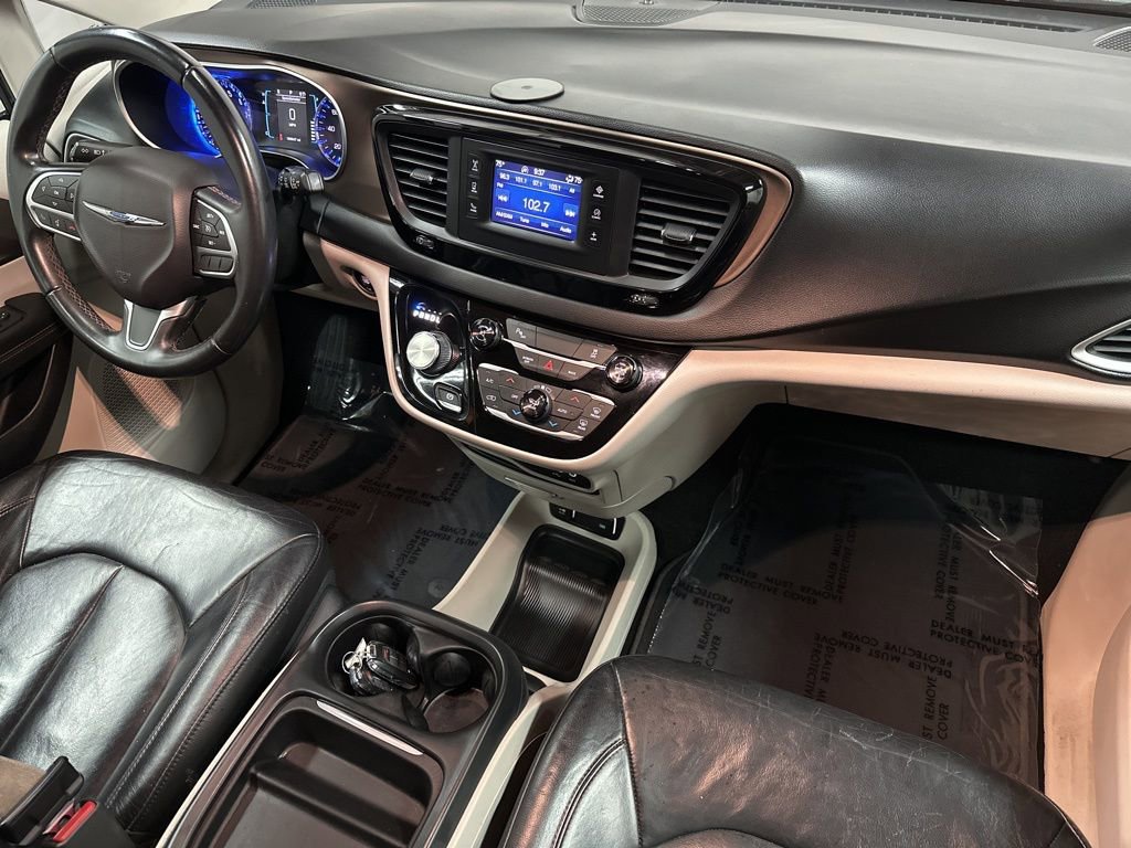 Used 2017 Chrysler Pacifica Touring-L image 11