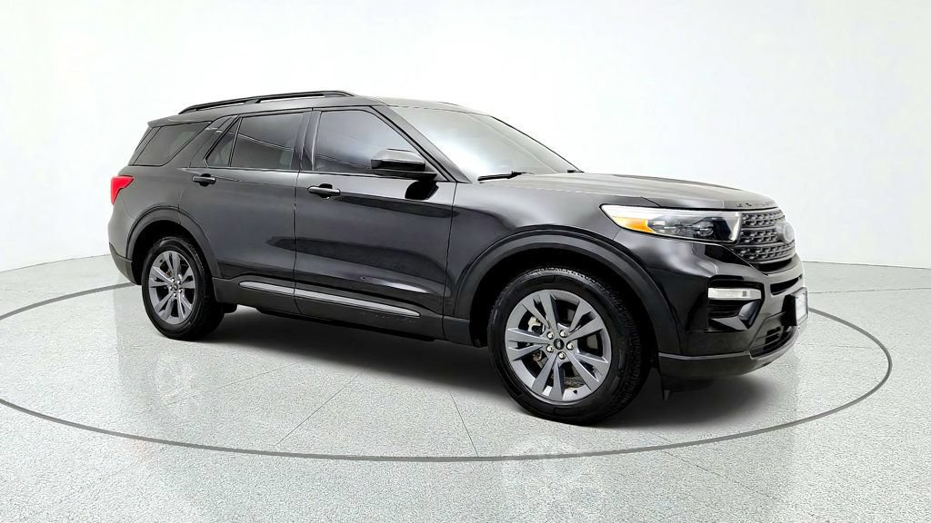 Used 2022 Ford Explorer XLT w/ Equipment Group 202A AWD/4WD image 3
