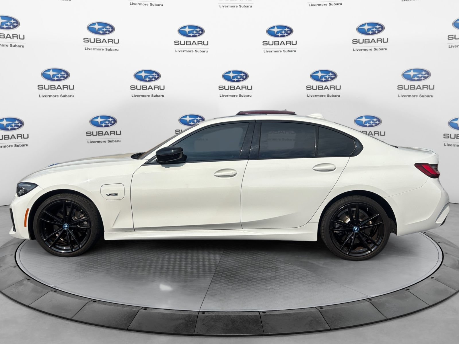 Used 2022 BMW 330e w/ M Sport Package RWD image 3