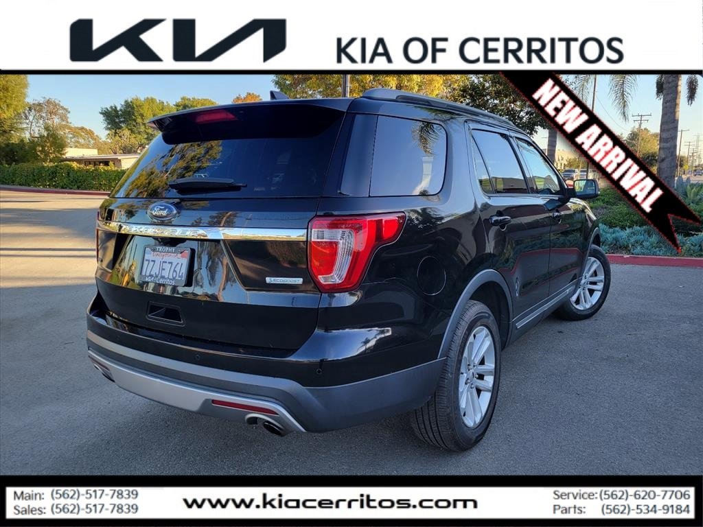 Used 2017 Ford Explorer XLT w/ Equipment Group 202A image 3