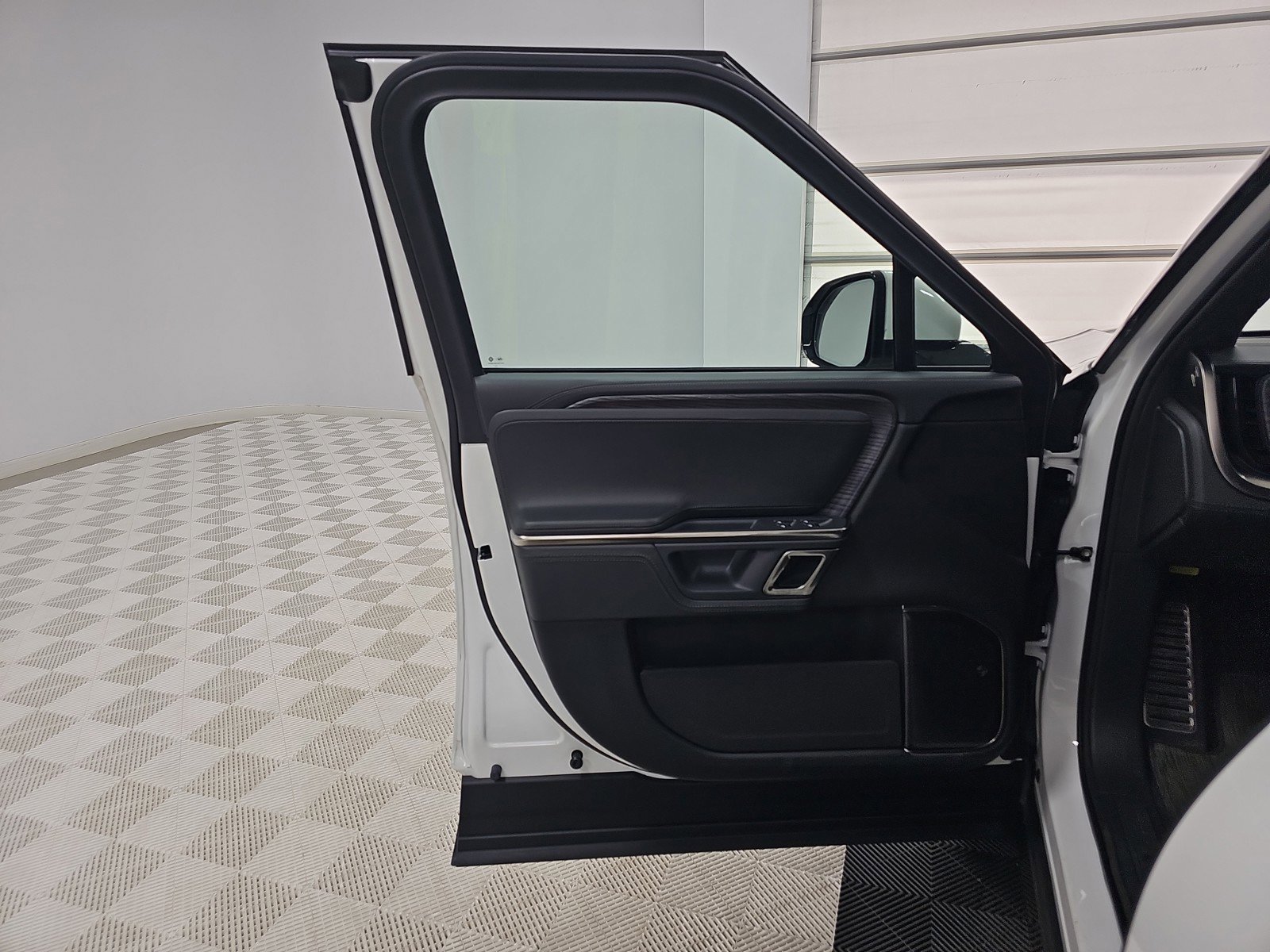 Used 2024 Rivian R1S Adventure AWD/4WD image 16