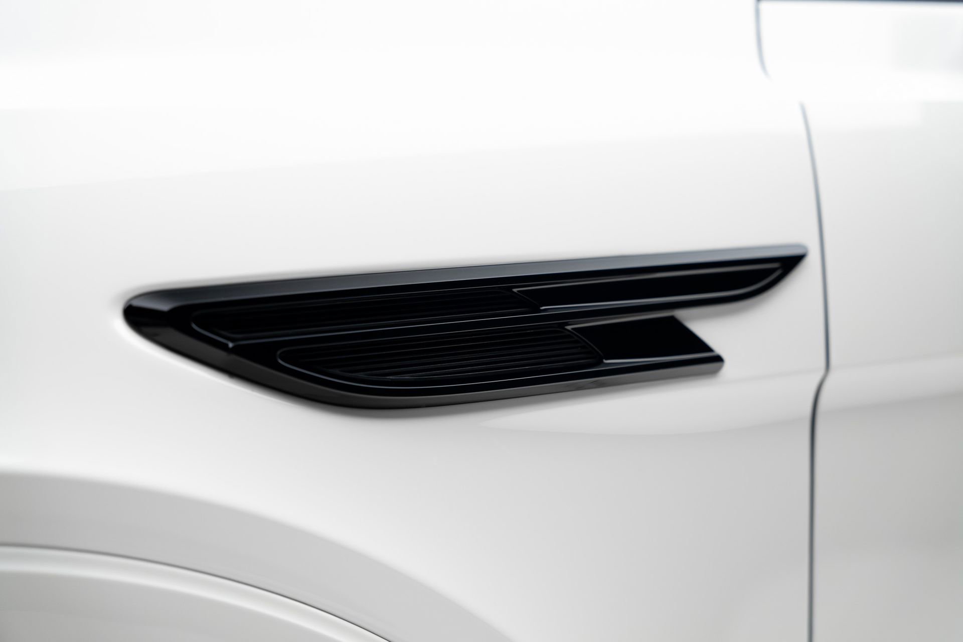 Used 2021 Bentley Bentayga Plug-In Hybrid image 22