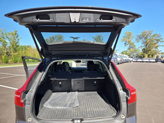 Used 2022 Volvo XC60 B5 Momentum w/ Climate Package image 30
