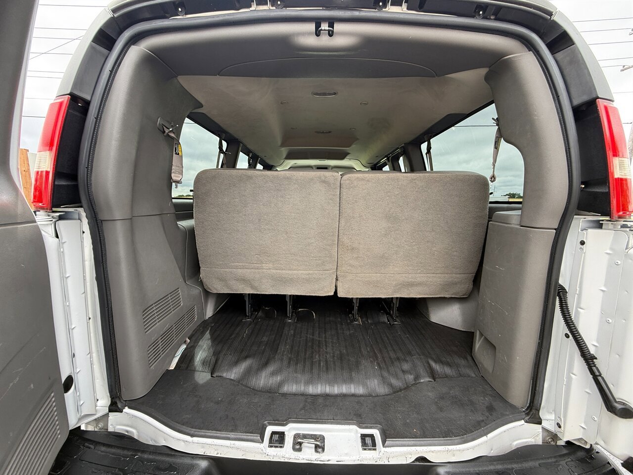 Used 2018 Chevrolet Express 2500 LS w/ Driver Convenience Package RWD image 21