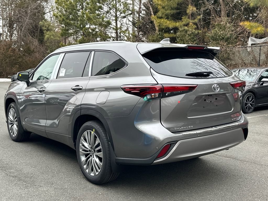 New 2026 Toyota Highlander Platinum image 3