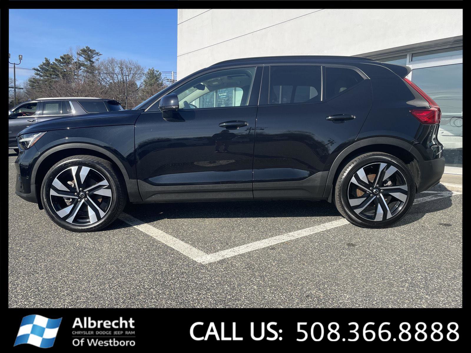 Used 2024 Volvo XC40 B5 Ultimate w/ Climate Package AWD/4WD image 2