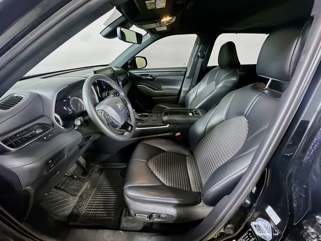Used 2021 Toyota Highlander XSE FWD image 16