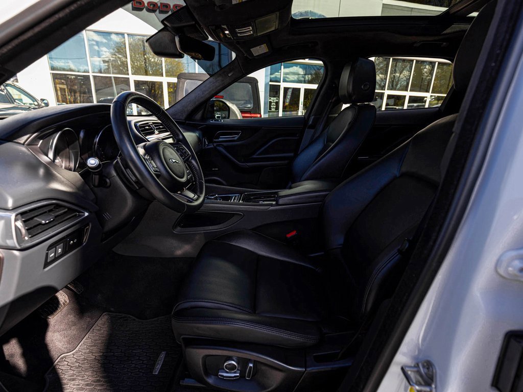 Used 2020 Jaguar F-PACE Premium image 24