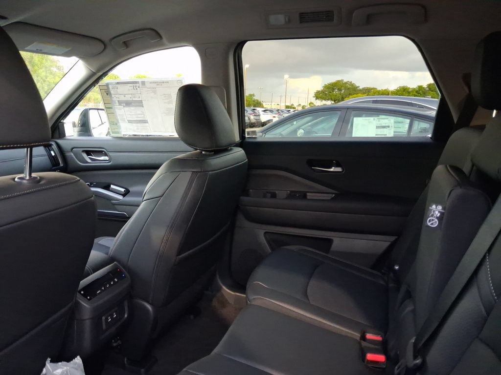 New 2026 Nissan Pathfinder Platinum FWD image 5