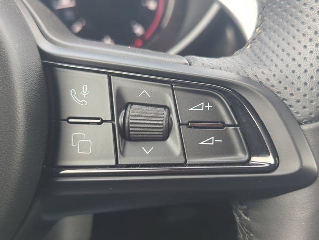 Used 2025 Alfa Romeo Giulia AWD image 14