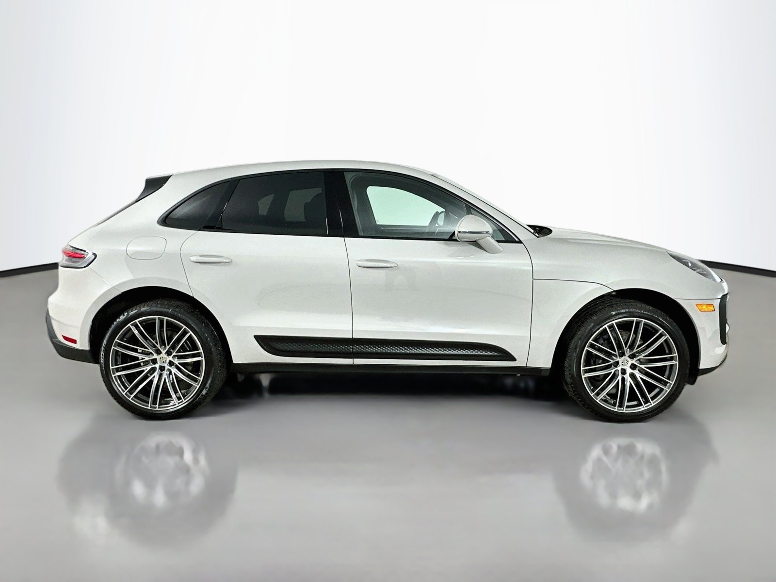 Used 2023 Porsche Macan AWD/4WD image 4