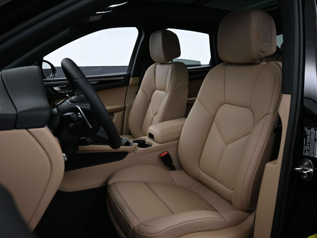 Certified 2026 Porsche Macan AWD/4WD image 5