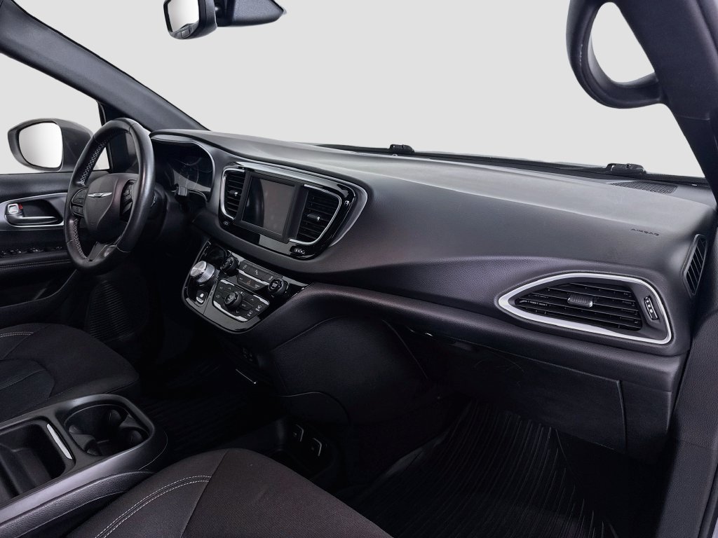 Used 2020 Chrysler Pacifica Touring w/ S Appearance Package FWD image 29
