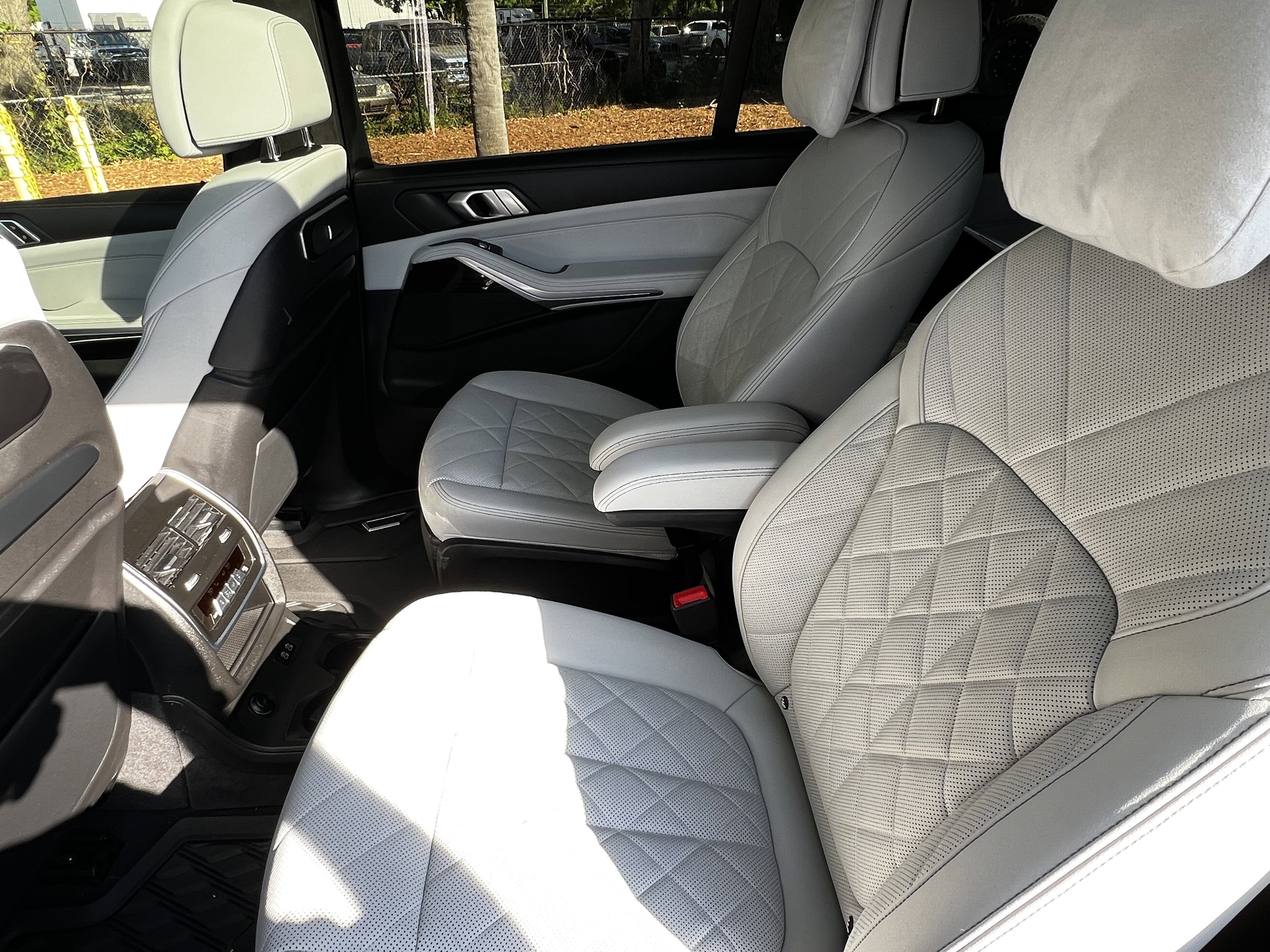 Used 2024 BMW X7 xDrive40i w/ Parking Assistance Package image 32