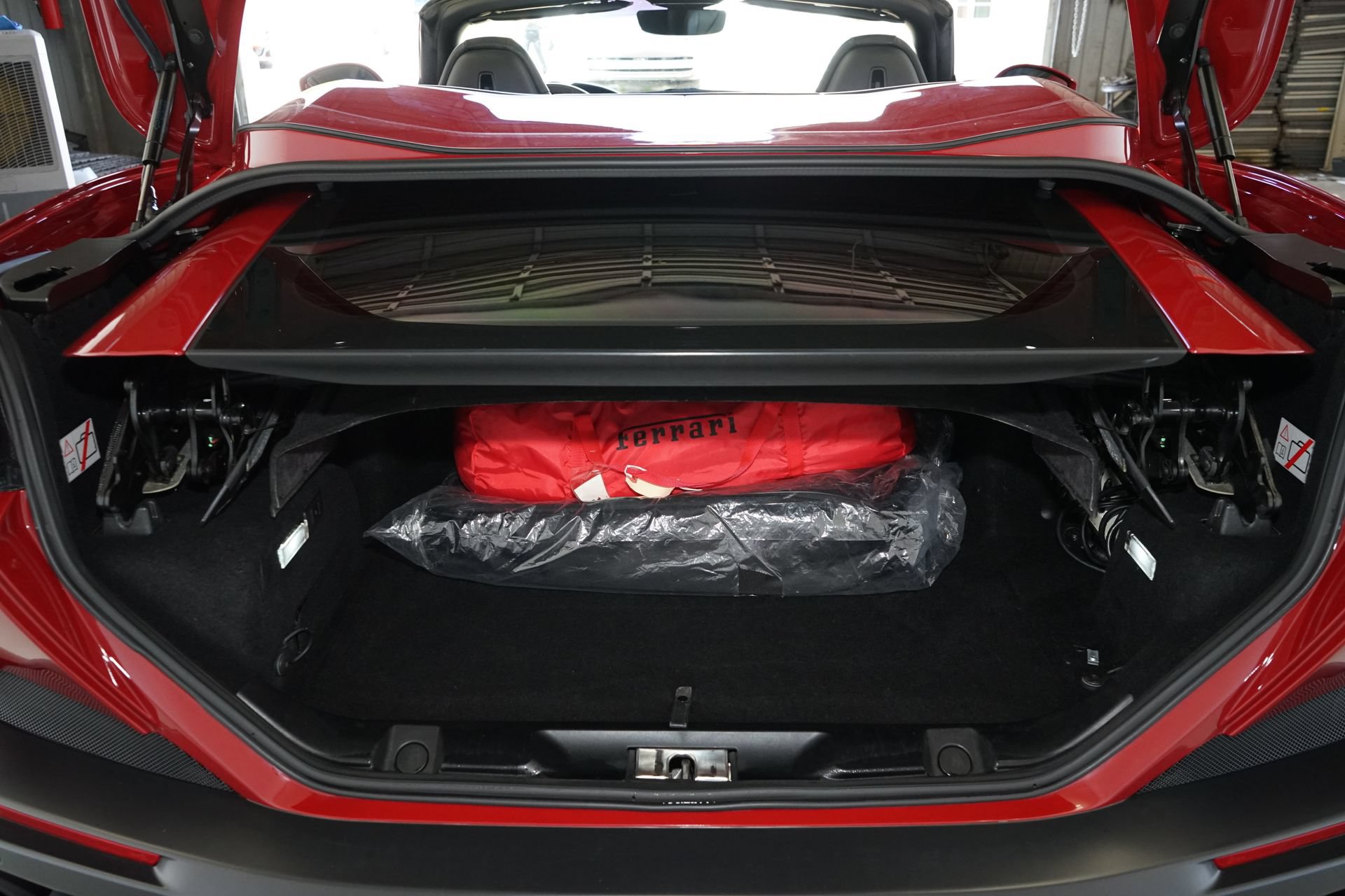 Used 2019 Ferrari Portofino RWD image 25