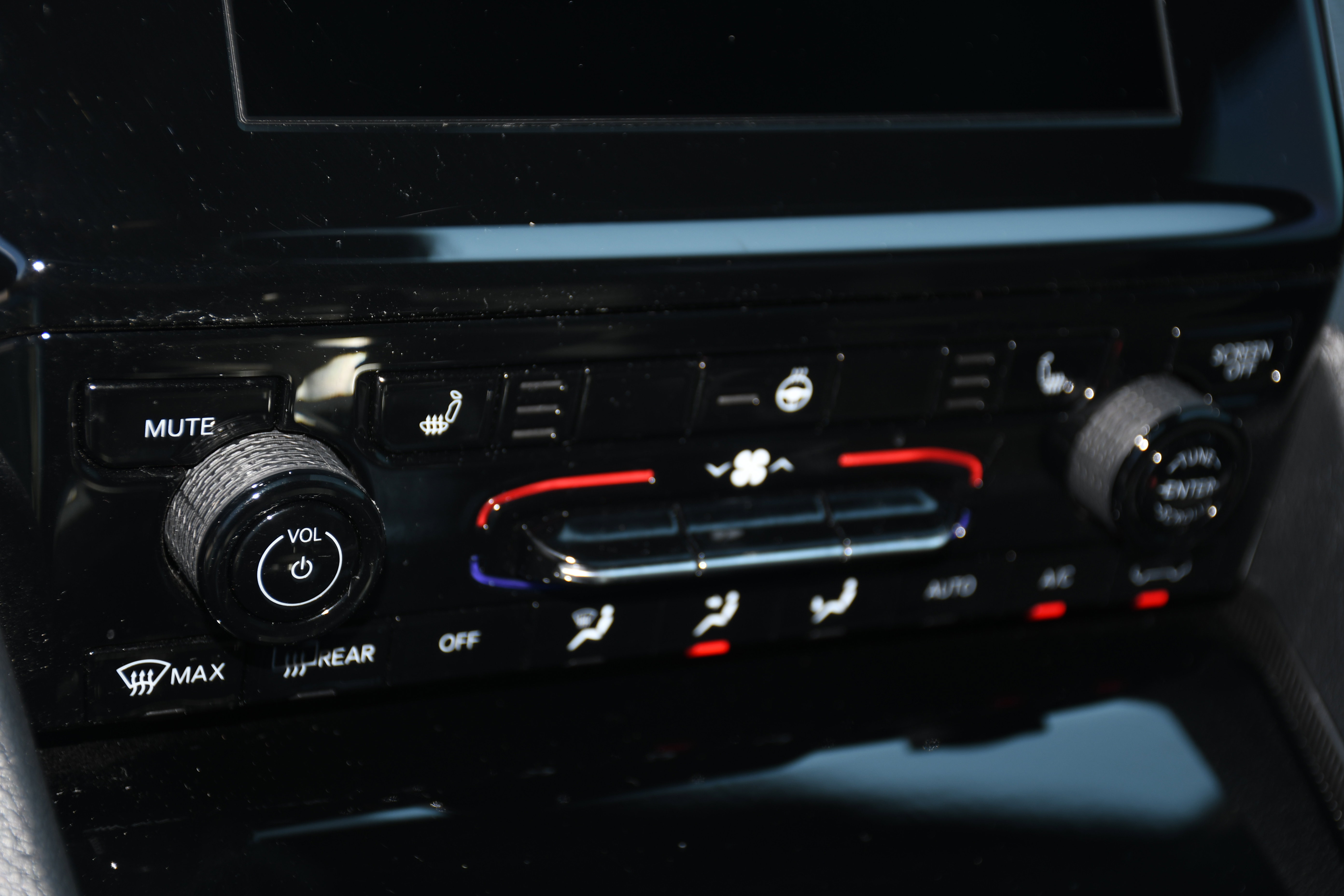 Used 2024 Jeep Grand Cherokee Laredo w/ Luxury Tech Group I image 14