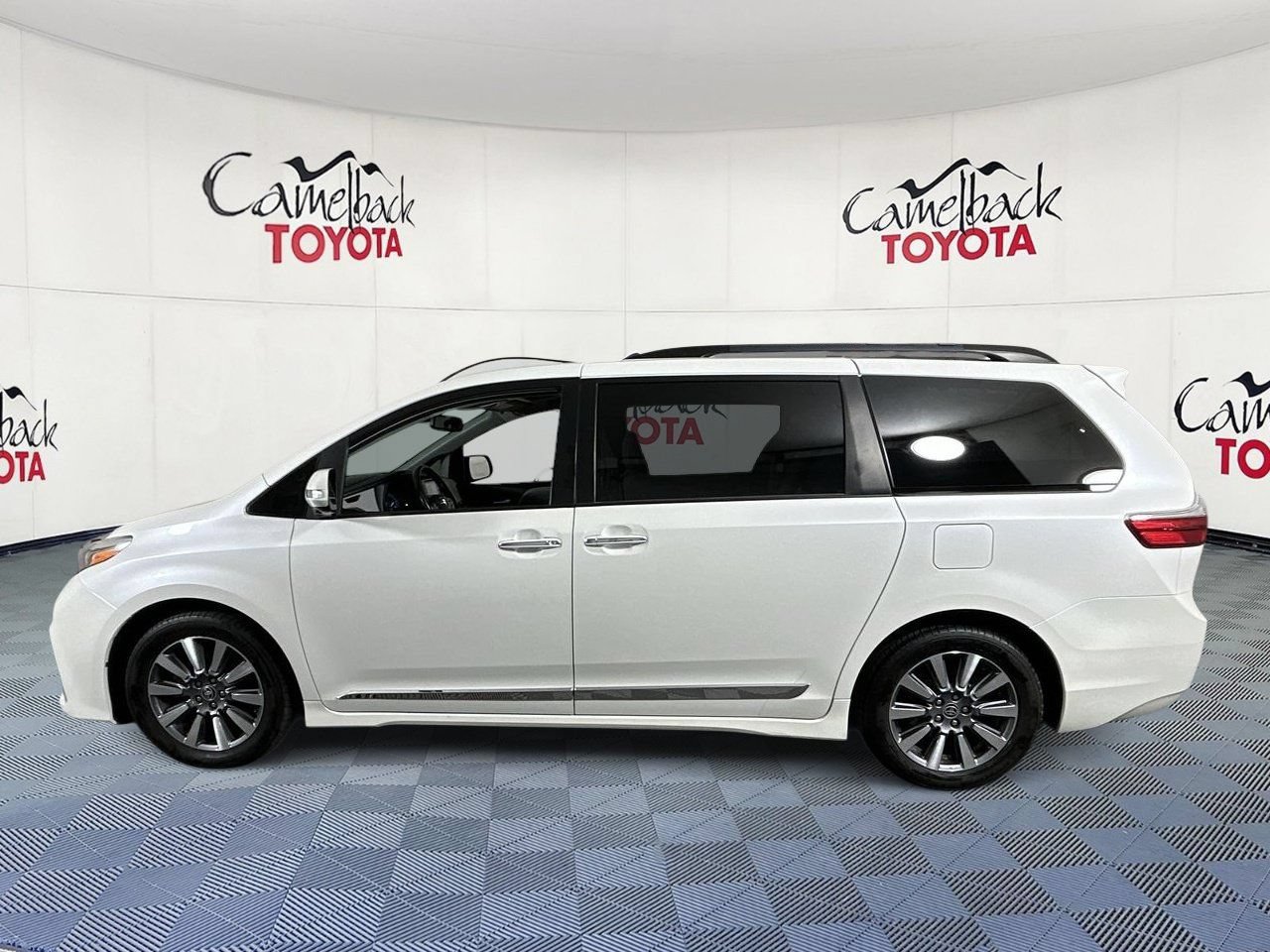 Used 2020 Toyota Sienna Limited Premium w/ Carpet Mat Package FWD image 5