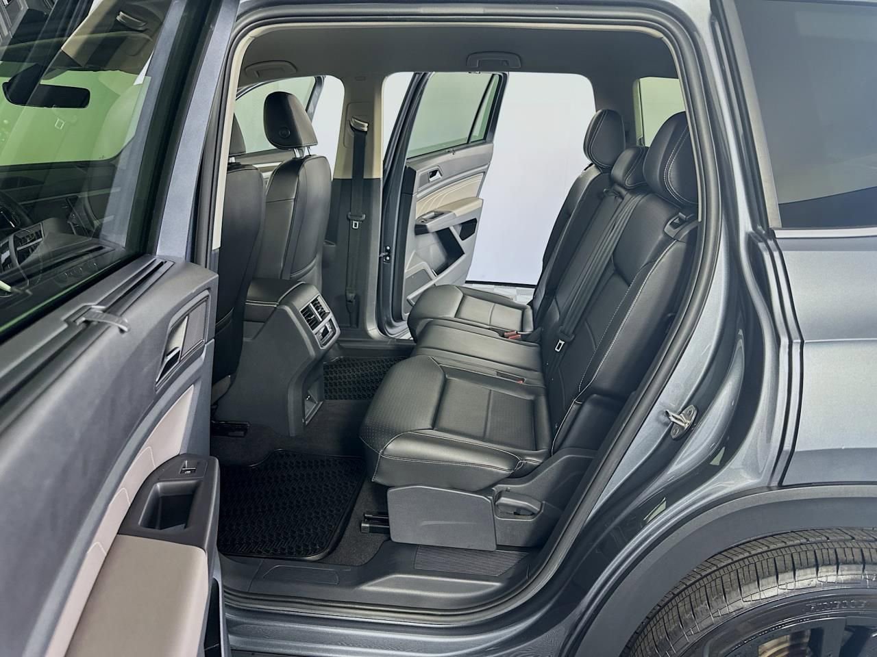 Used 2022 Volkswagen Atlas SE w/ Black Wheel Package image 29