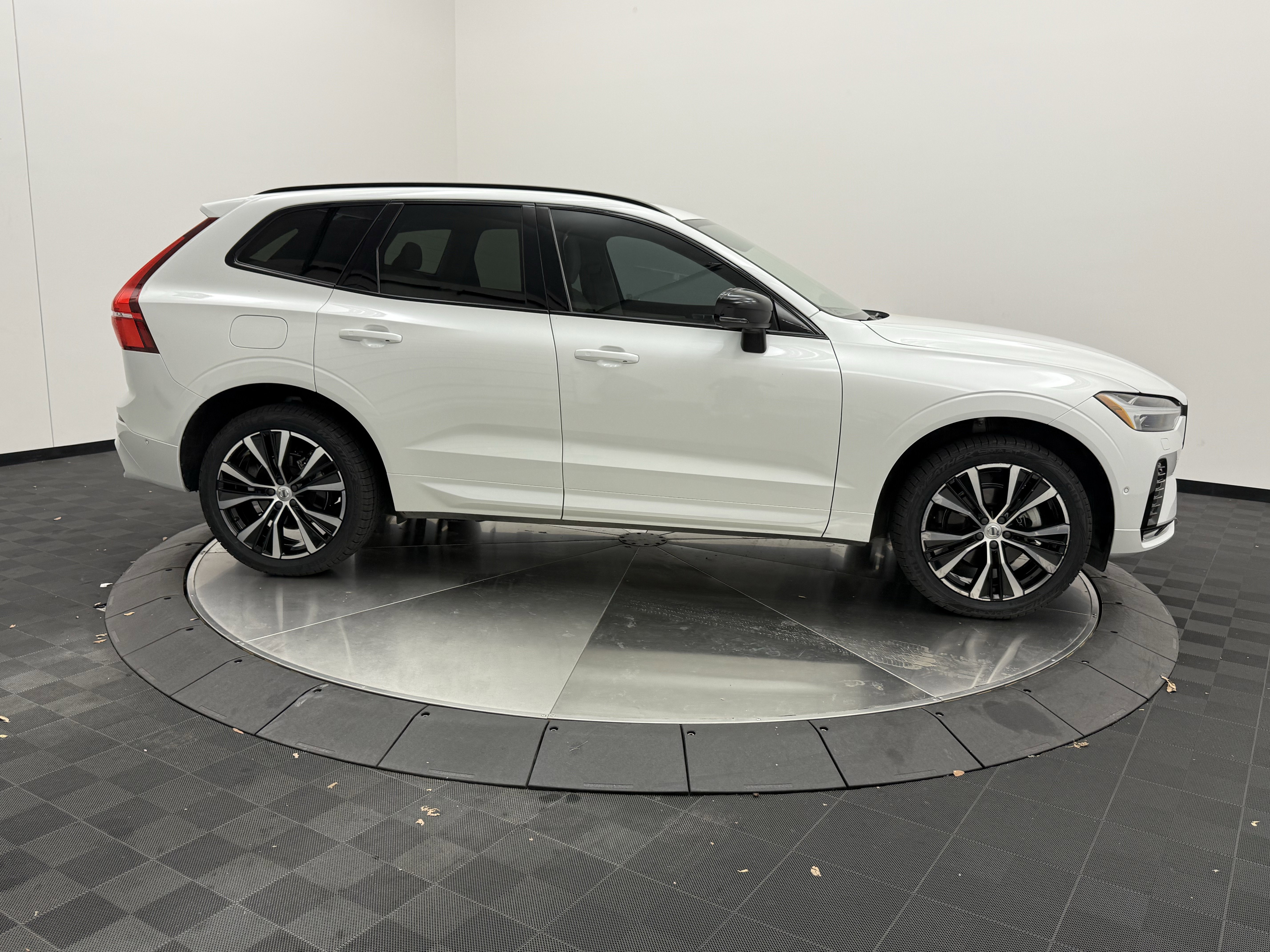 Certified 2023 Volvo XC60 B5 Plus w/ Climate Package image 8