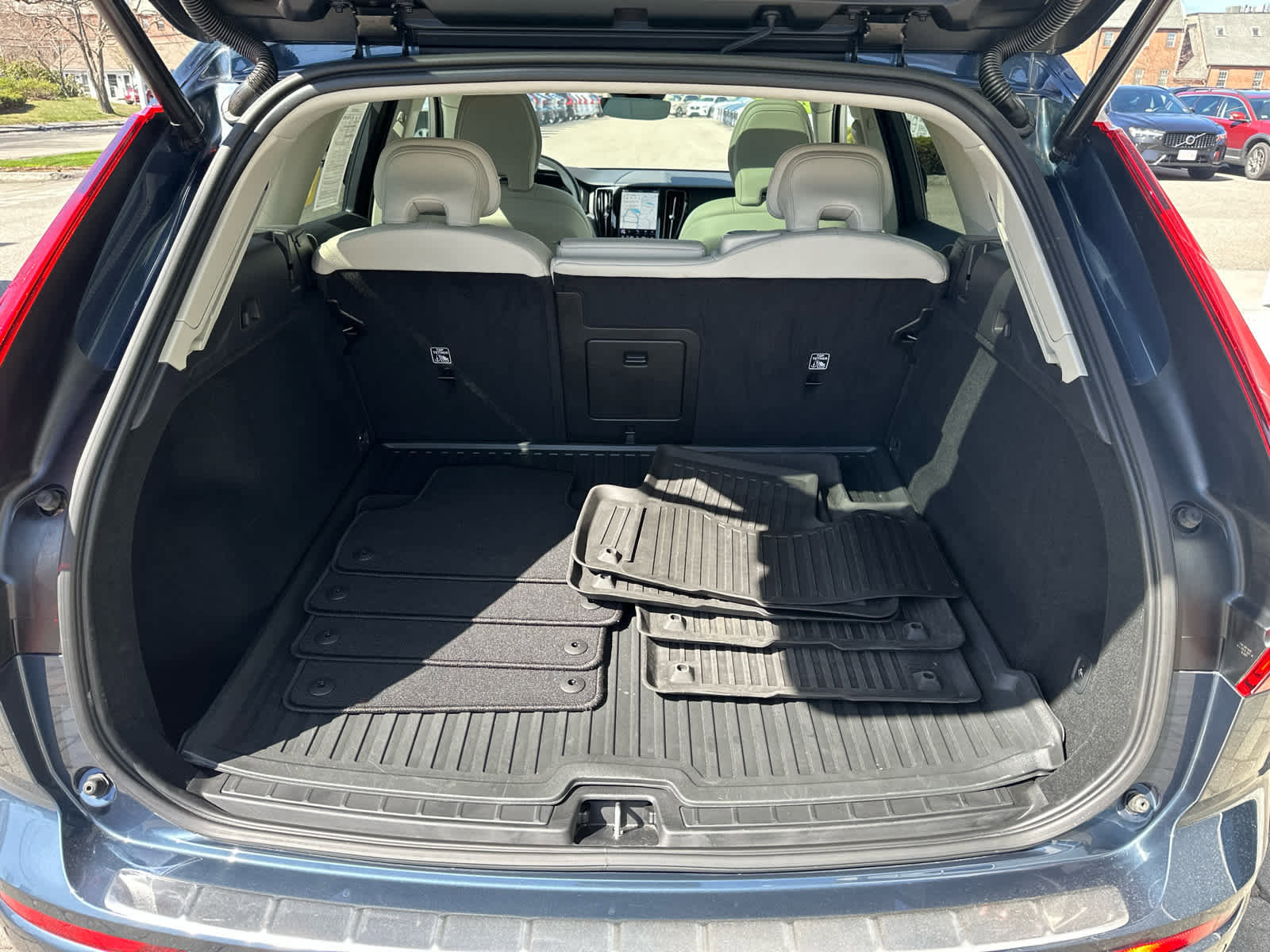 Certified 2024 Volvo XC60 B5 Core AWD/4WD image 32