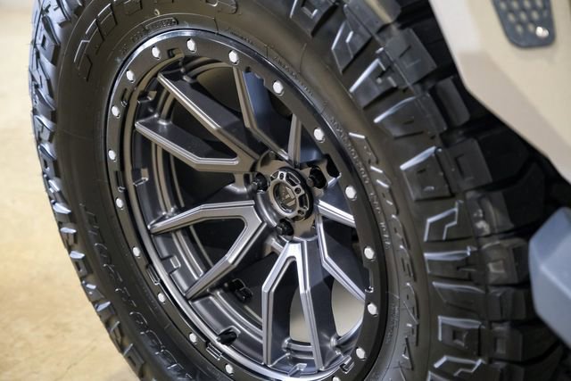 Used 2025 Jeep Gladiator Rubicon w/ Safety Group AWD/4WD image 9