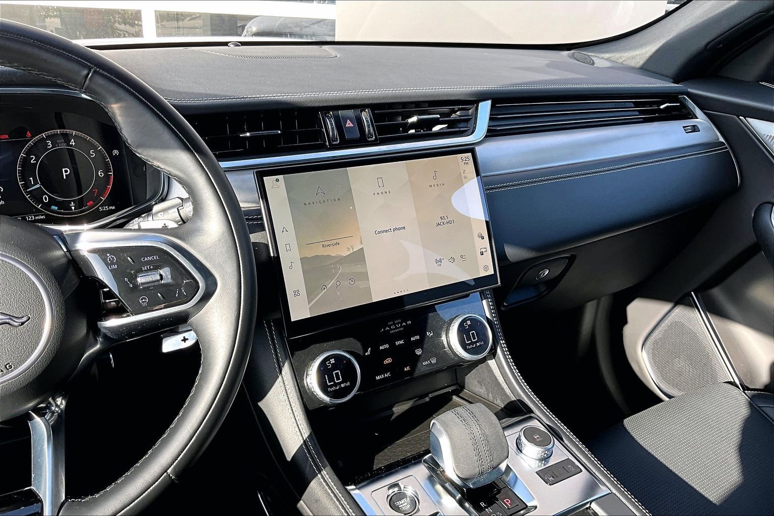 Certified 2025 Jaguar F-PACE R-Dynamic S AWD/4WD image 6